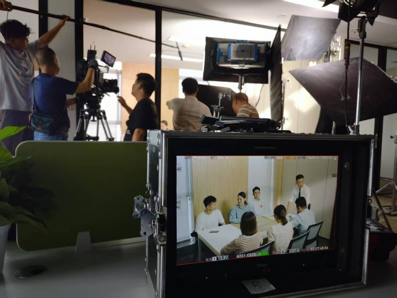 无极县TVC拍摄公司：科技产品视觉化大师，诠释未来感与功能美学